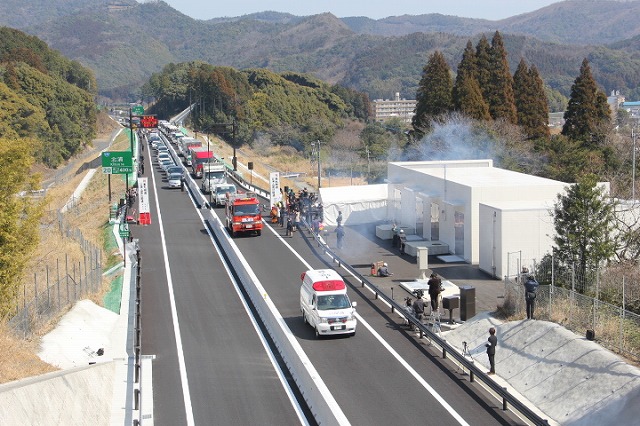 開通を祝い大型車や国交省の災害対策車が通り初め