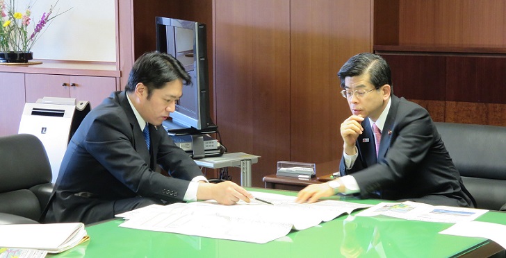 尾﨑全高速会長が石井啓一国交大臣を表敬訪問。政府予算案の国会審議が行われる中、高速道路の諸問題について意見交換(2月10日)