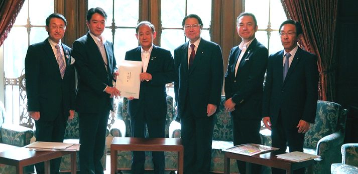 全高速第54回総会後、菅官房長官に要望書を手交する尾﨑会長(2018年5月29日)