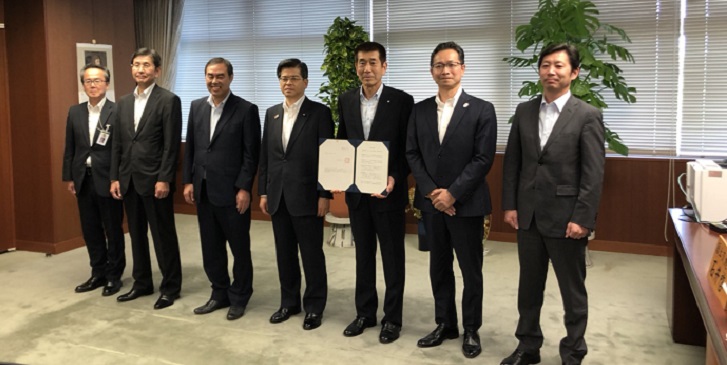 全国初民間施設直結型となる多気スマートICの久保多気町長に連結許可書を手交する石井国交相(8月23日)