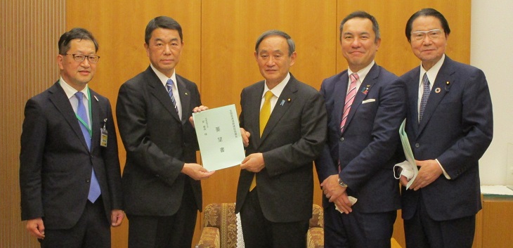 特別要望で菅首相に要望書を手交する村井会長、鈴木筆頭副会長、濵田副会長ら(20年11月18日)