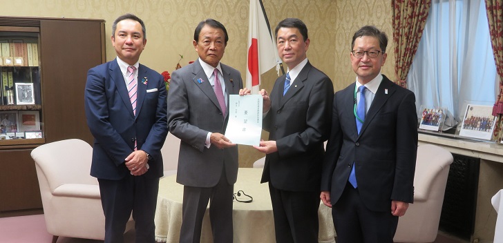 特別要望で麻生財務大臣に要望書を手交する村井会長、鈴木筆頭副会長、濵田副会長ら(20年11月18日)