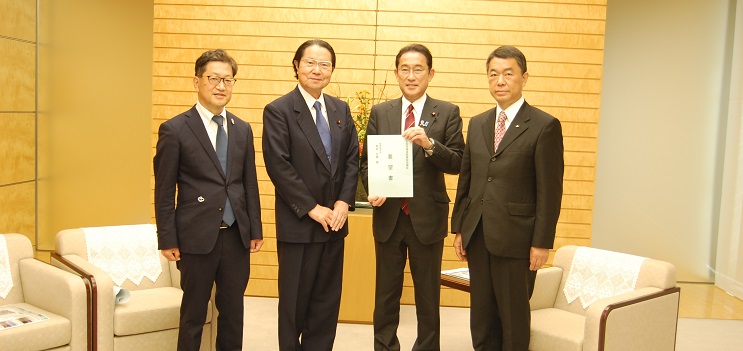 特別要望で岸田総理に要望書を手交する村井会長、濵田副会長、衛藤高速議連会長(21年11月18日)