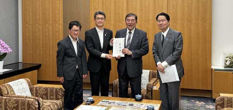 特別要望で石破茂総理に要望書を手交する河野会長と濵田副会長ら（25年6月3日）