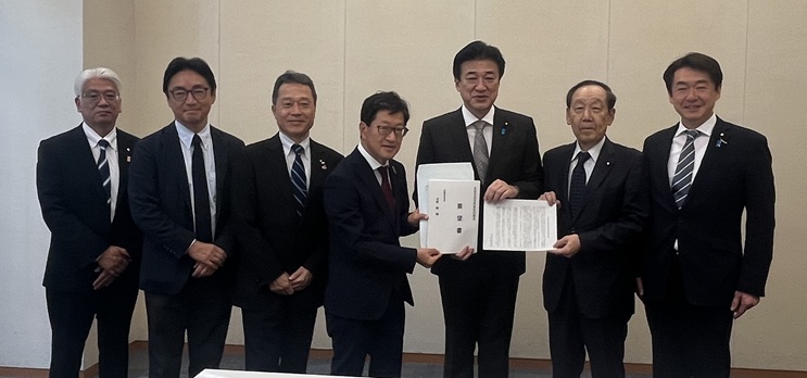 片山さつき財務大臣に要望書を手交する河野会長、濵田副会長、一見副会長、後藤田理事ら（25年11月26日）