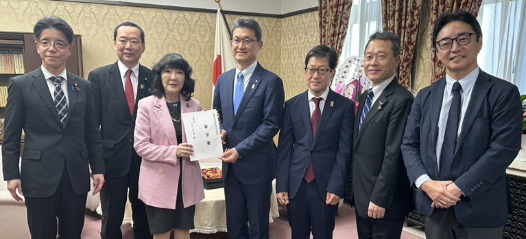 木原稔内閣官房長官に要望書を手交する濵田副会長、一見副会長、後藤田理事ら（25年11月26日）