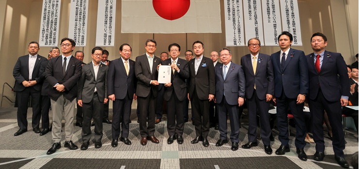 金子国交相に要望書を手交する河野会長、濵田副会長、後藤田理事ら（26年6月4日）